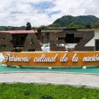 A welcome sign greets you in Baeza, a picturesque town in the Quijos River Valley, set at 1,795 meters above sea level in Ecuador’s Napo province.
