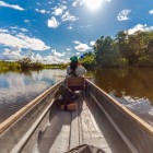 Canoeing along the banks of the Misahuallí River in Ecuador: a unique experience in the heart of the South American Amazon, between unspoiled nature and adventure.