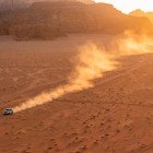 Jeep safari in the Wadi Rum desert, a unique experience among spectacular landscapes, sandy dunes, and authentic Bedouin traditions.