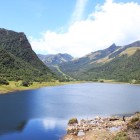 Papallacta Lake, nestled in the Andes of Ecuador, offers breathtaking landscapes, crystal-clear waters and a natural setting perfect for relaxation, trekking and ecotourism.