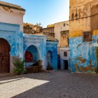 The narrow blue streets of Mellah offer picturesque glimpses and unique atmospheres, nestled among the markets and historic houses of Fès.
