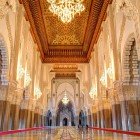 The interiors of the Hassan II Mosque amaze with the majestic nave, decorated with wood inlays, refined stuccoes, and crystal chandeliers that cast a warm and enveloping light.
