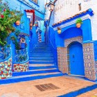 The blue tones of Chefchaouen decorate alleys, doors and stairways, creating one of the most iconic atmospheres in Morocco.