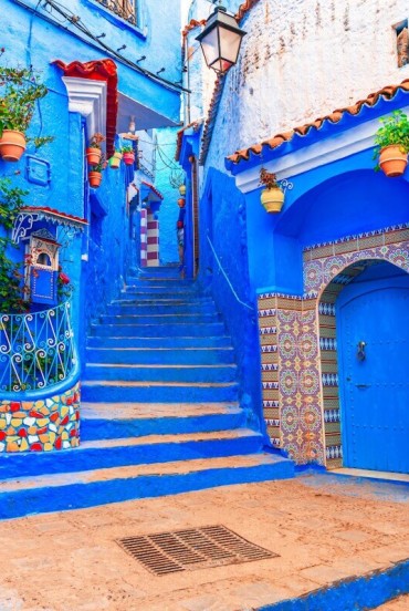 The blue tones of Chefchaouen decorate alleys, doors and stairways, creating one of the most iconic atmospheres in Morocco.