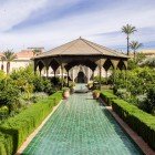 The central gazebo of the Secret Garden in Marrakech, surrounded by plants and fountains, offers a corner of tranquility in the historic garden.