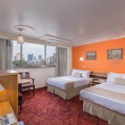 The twin room with two single beds at Hotel Estoril 3* in Mexico City combines comfort and practicality, with free Wi-Fi, air conditioning, and a central location.