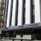 The façade of Hotel Estoril in Mexico City stands out with modern, functional lines, vertical pillars, large regular windows, and a simple yet welcoming entrance.