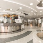 The reception of Hotel Estoril in Mexico City welcomes with a linear counter, light floors, and simple furnishings, creating a bright, orderly, and welcoming atmosphere.