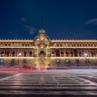The National Palace of Mexico City, illuminated at night, offers a striking spectacle: its historic façade shines over the Zócalo, symbol of power and identity.