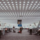The waiting room of Mexico City’s Benito Juárez International Airport welcomes passengers with spacious areas, modern comforts, shops, and dining options.
