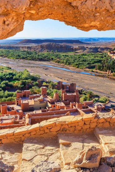From the top of Aït Ben Haddou, you can enjoy a view of the ksar’s crenellated towers, the surrounding Berber villages, and the red hills stretching to the horizon.