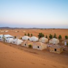 In Merzouga, desert tented camps offer an authentic experience among the Sahara dunes, spectacular sunsets, and Berber traditions.