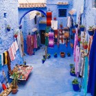 Shopping in the alleys of Chefchaouen’s medina is a sensory experience filled with vibrant colors, spicy aromas, and local craftsmanship rich in tradition.