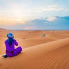 In Merzouga, the sunrise colors the dunes in gold and orange, offering unique views, desert silence, and evocative atmospheres between sand and sky.