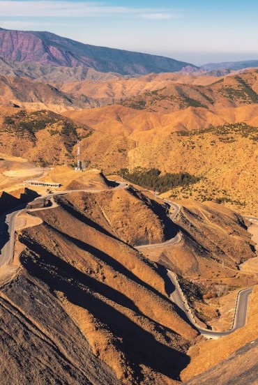 From the Tizi n’Tichka Pass, you can admire deep valleys, Berber villages, and High Atlas peaks, with breathtaking scenery between mountains and open skies.