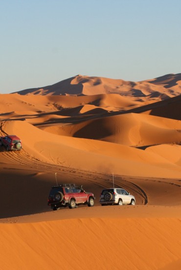 4x4 transfers in the desert cross golden dunes and Saharan landscapes, offering an authentic experience among sand and oases.