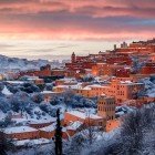 In winter, Ifrane transforms into a snowy fairytale landscape, with freezing temperatures, Atlas Mountains, and perfect slopes for walks and skiing.