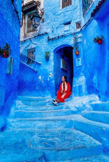 Uphill blue alley in Chefchaouen: painted walls, colorful doors, and a magical atmosphere in the narrow streets of Morocco’s most charming city.