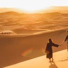 At dawn, walking among the dunes of Merzouga offers golden lights, desert silence, and spectacular views over the vast sandy expanses.