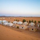 In Merzouga, desert tented camps offer an authentic experience among the Sahara dunes, spectacular sunsets, and Berber traditions.