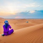 In Merzouga, the sunrise colors the dunes in gold and orange, offering unique views, desert silence, and evocative atmospheres between sand and sky.