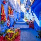 Among the blue alleys of Chefchaouen, artisan shops display fabrics, rugs, and colorful scarves, weaving together tradition and local creativity.