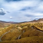 The Tizi n’Tichka Pass crosses the High Atlas with panoramic curves, spectacular mountains, and Berber villages nestled among the rocks and valleys.