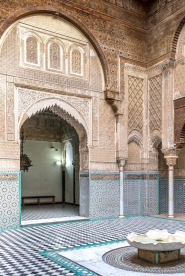 Medersa Al-Attarine, jewel of Fez: a historic madrasa with refined mosaics and unique Islamic architecture to admire in Morocco.