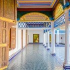 The arcade of the Bahia Palace captivates with carved columns, harmonious arches, and Andalusian details that evoke the Moorish art of Marrakech.