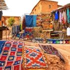In the small souq of Aït Ben Haddou, local crafts, Berber fabrics, spices, and ceramics can be found—authentic treasures of Moroccan tradition.