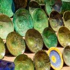 The green ceramic plates of Tamgroute, with their typical copper glaze, are a symbol of Berber art and the ceramic tradition of southern Morocco.
