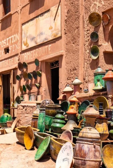 In Tamgroute, the ceramics workshop and shop offer vases, plates, and decorative items with the characteristic green glaze, made using ancient Berber artisanal techniques.