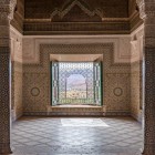 The interiors of the Kasbah of Telouet amaze with decorated stuccoes, mosaics, and historic halls that tell the story of the Glaoui family’s power in the heart of the High Atlas.