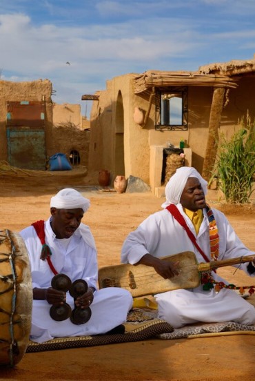In Khamlia, Gnawa musicians play drums and traditional instruments, creating unique atmospheres in the heart of the Erg Chebbi desert.