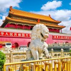 The lion statues of Tian’anmen Square, symbols of imperial protection, display refined details carved with the elegance of traditional Chinese art.