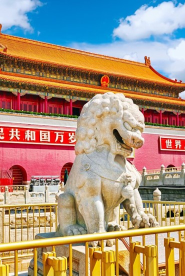 The stone lions of Tiananmen Square guard the imperial greatness of Beijing, symbols of strength and tradition in front of the seats of power.