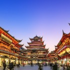 Yuyuan Market in Shanghai, lively with traditional shops, street food, and handicrafts, immersed in the city’s historic atmosphere.