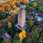Aerial view of the Small Wild Goose Pagoda in Xi’an in autumn: roofs and terraces illuminated by warm colors, blending history and Tang architecture.
