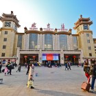 Beijing Railway Station: a strategic railway hub with modern architecture and spacious areas connecting the capital to all of China.