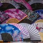 In Xi’an, the shops of the Muslim Quarter sell traditional fans and unique souvenirs, filled with colors, traditional motifs, and millennia-old cultural heritage.