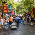 In Xi’an, the shops of the Muslim Quarter combine historic markets, local flavors, and handcrafted products, immersed in Chinese Islamic culture.
