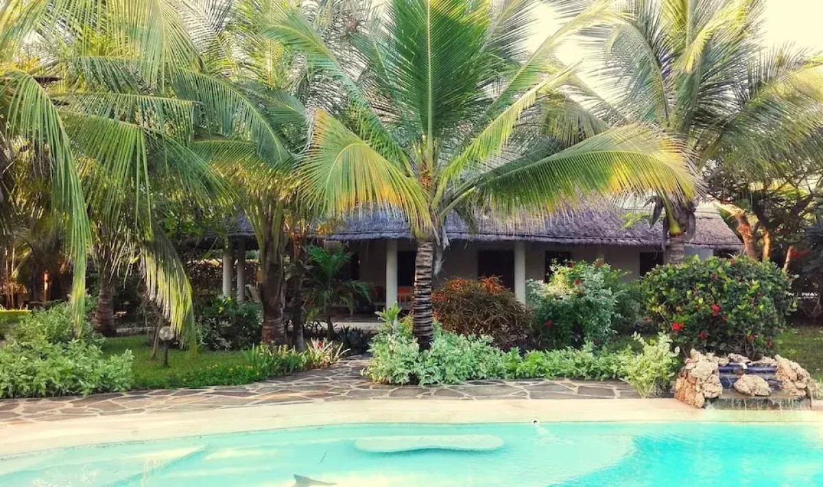 Deluxe Villa with Garden & Pool, Staff Included — 150m from the Sea in ...