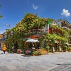 Typical streets of Yangshuo, among traditional houses and local shops, set within the karst mountains, tell the story and daily life of the town.