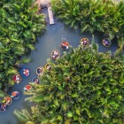 On the floating baskets of Cam Thanh, visitors discover the lagoon with historic villages, traditional fishing, and natural scenery typical of central Vietnam.
