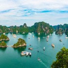 Seen from above, Ha Long Bay enchants with its islands suspended between clouds and sea, a natural masterpiece of northern Vietnam.