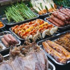 In Vietnamese markets, street food offers fragrant and colorful dishes, with noodles, meat, vegetables, and irresistible local flavors.