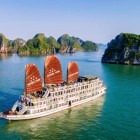 The Victory Star Cruise junk offers a cruise in Halong Bay among karst islets, emerald waters, and spectacular sunsets for an unforgettable experience.