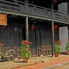 The Phung Hung Old House, built in the 18th century, preserves carved wood and traditional courtyards, bearing witness to Hoi An’s merchant era.