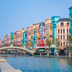 The gondolas glide along an 830-meter canal, lined with Mediterranean-style facades and an elegant pedestrian bridge connecting the two banks.