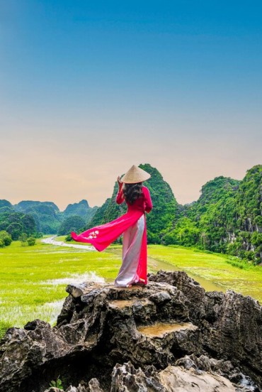 Temple of the Kings Dinh and Le, Tam Coc Caves, Bich Dong Pagoda